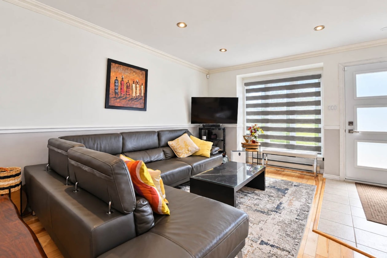 Salon — 3970, Boul. St-Laurent, Sainte-Catherine, J5C2A9, Sainte-Catherine