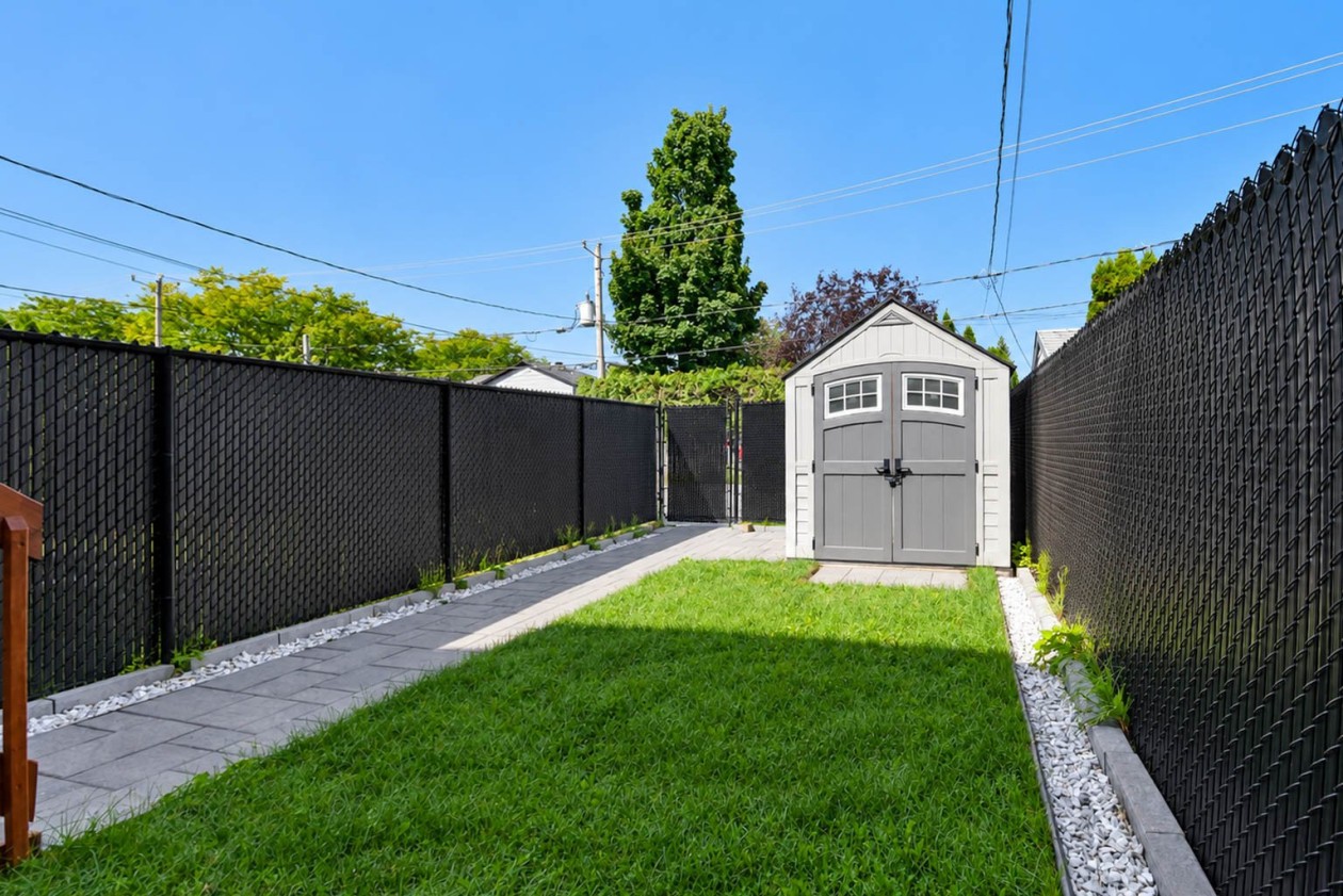 Cour — 3970, Boul. St-Laurent, Sainte-Catherine, J5C2A9, Sainte-Catherine