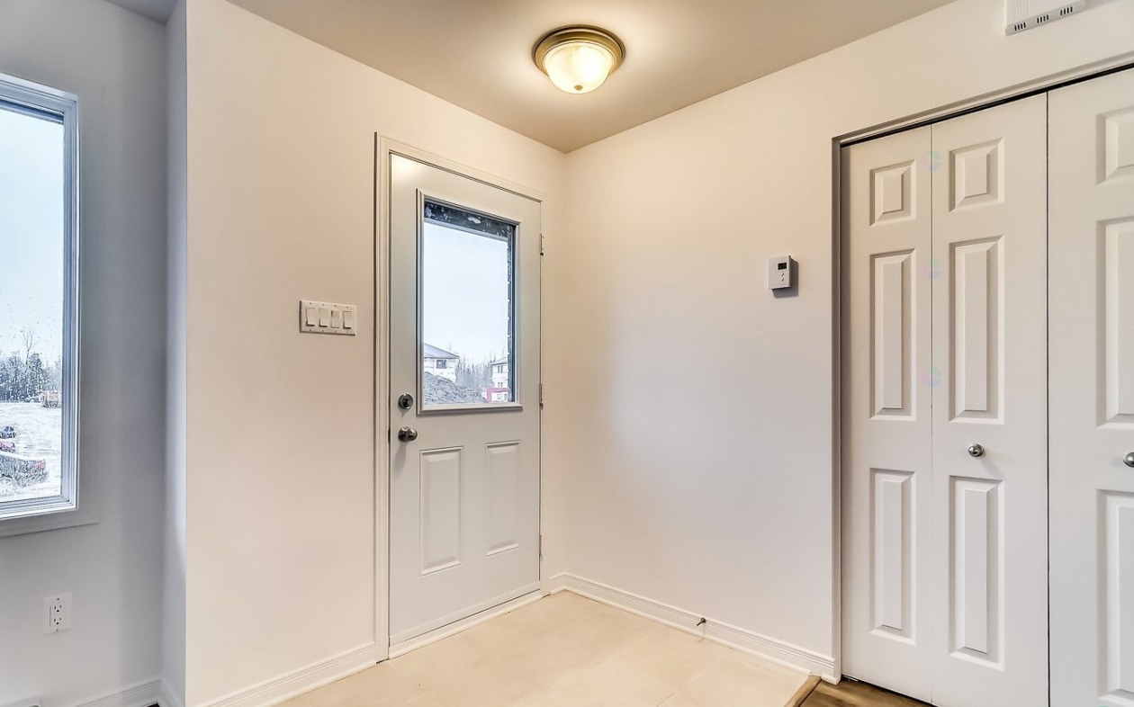 Hall d'entrée — 10 Rue Seto, Gatineau