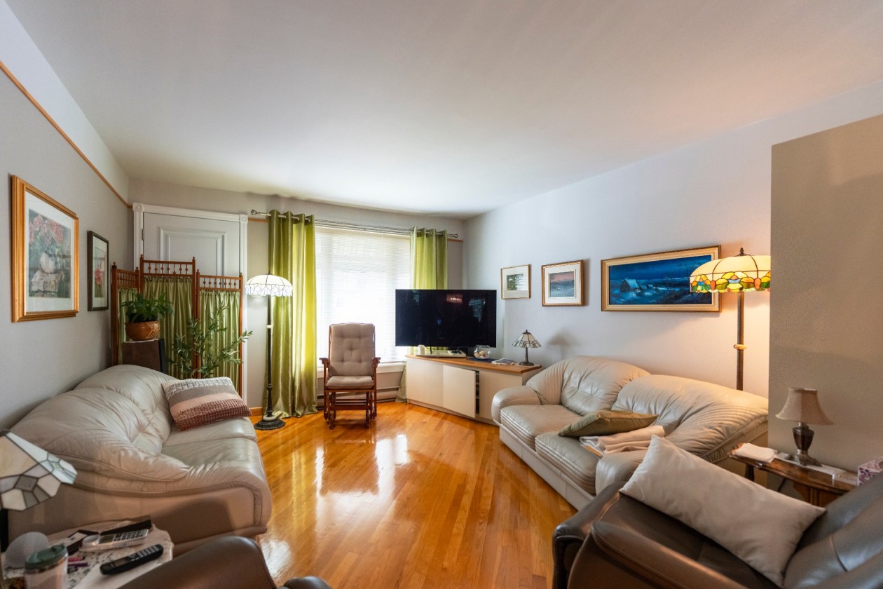 Salon — 3913, Rue de Poitiers, Saguenay (Jonquière), G7X8A9, Saguenay (Jonquière)