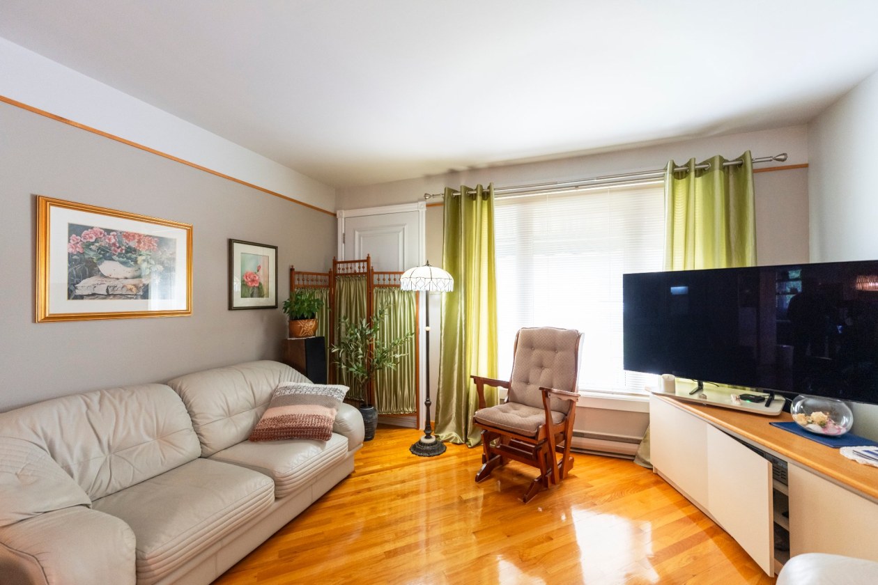 Salon — 3913, Rue de Poitiers, Saguenay (Jonquière), G7X8A9, Saguenay (Jonquière)
