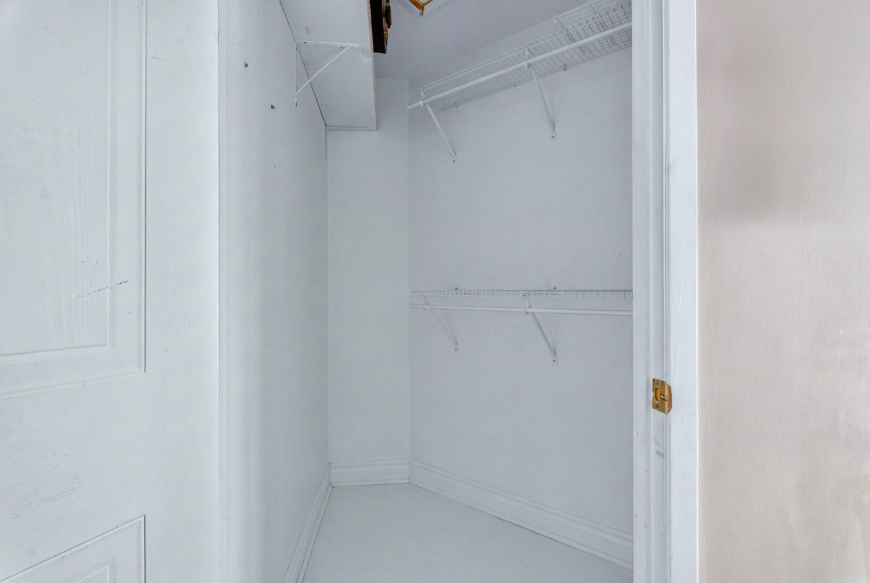 Penderie — 128, Rue de l'Île-aux-Fraises, Terrebonne (Lachenaie), J6W6C2, Terrebonne (Lachenaie)