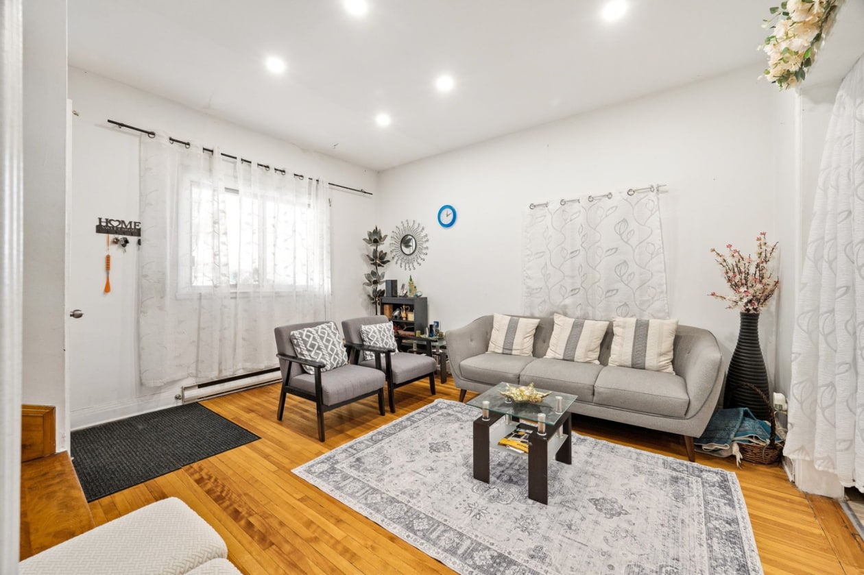 Salon — 8645, Av. d'Outremont, Montréal (Villeray/Saint-Michel/Parc-Extension), H3N2M9, Montréal (Villeray/Saint-Michel/Parc-Extension)
