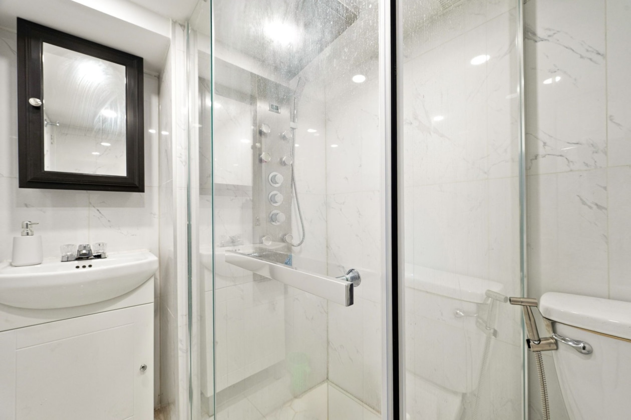 Salle de bains — 8645, Av. d'Outremont, Montréal (Villeray/Saint-Michel/Parc-Extension), H3N2M9, Montréal (Villeray/Saint-Michel/Parc-Extension)