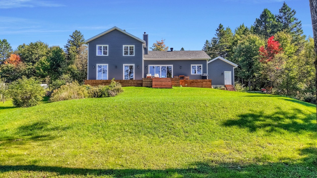 Cour — 827 Av. Ste-Brigitte, Sainte-Brigitte-de-Laval