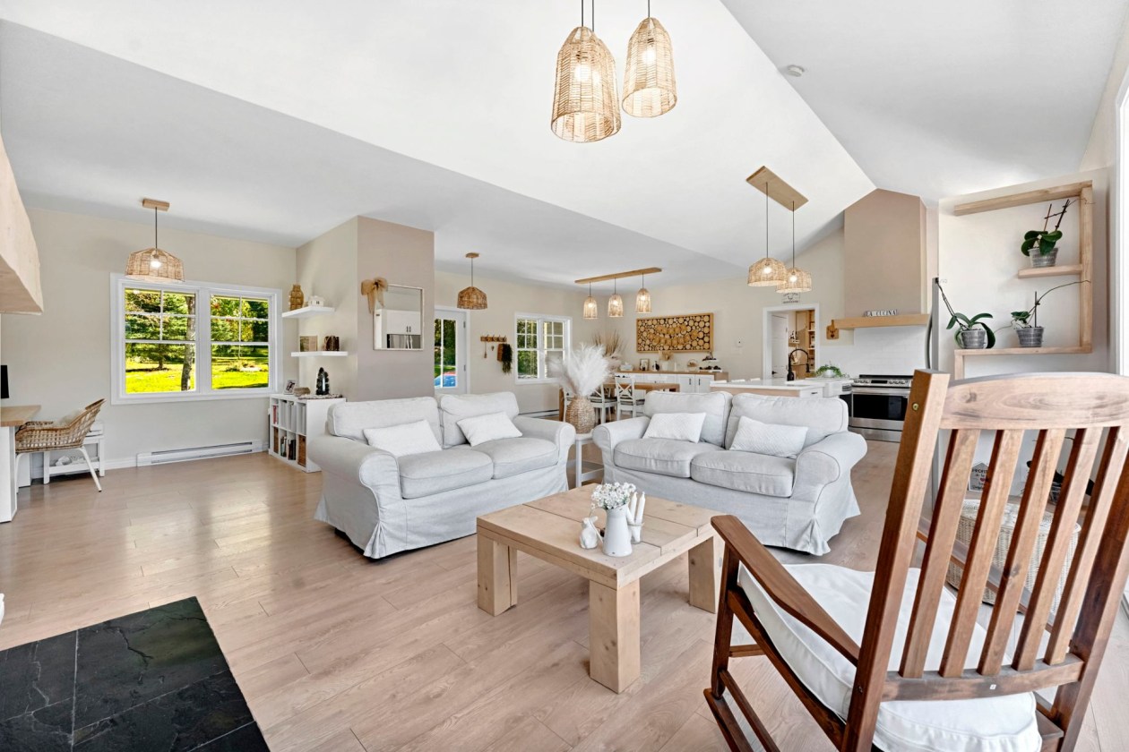 Salon — 827 Av. Ste-Brigitte, Sainte-Brigitte-de-Laval