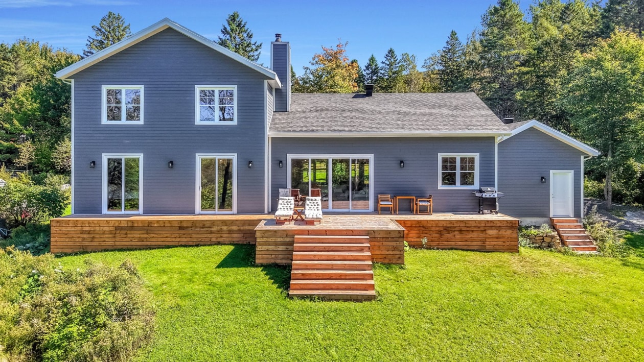Face arrière — 827 Av. Ste-Brigitte, Sainte-Brigitte-de-Laval