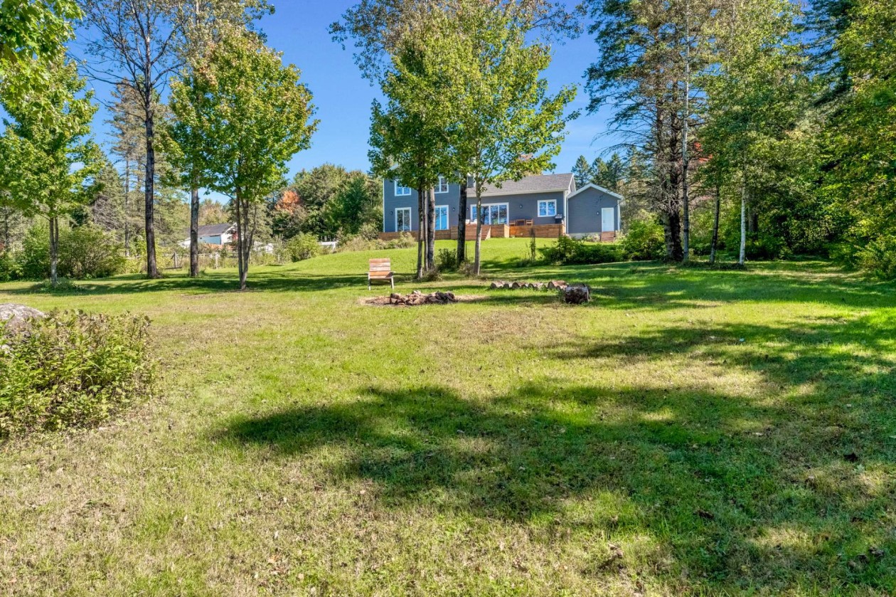 Cour — 827 Av. Ste-Brigitte, Sainte-Brigitte-de-Laval