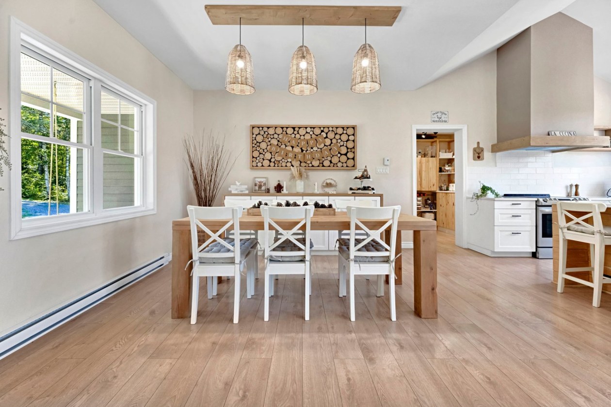 Salle à manger — 827 Av. Ste-Brigitte, Sainte-Brigitte-de-Laval