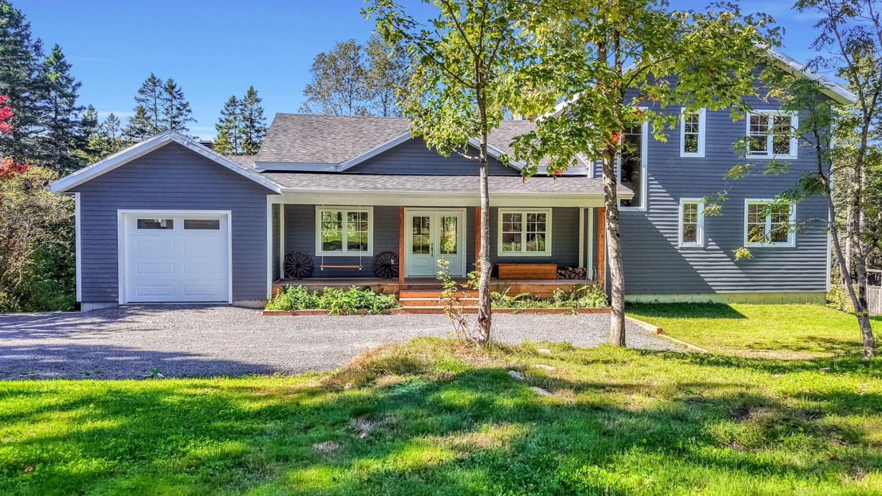 Façade — 827 Av. Ste-Brigitte, Sainte-Brigitte-de-Laval