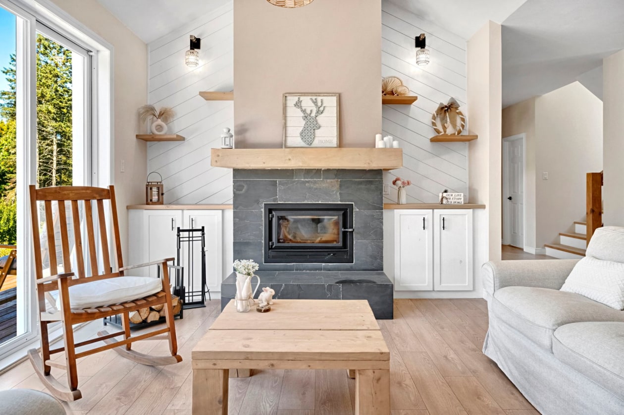 Salon — 827 Av. Ste-Brigitte, Sainte-Brigitte-de-Laval