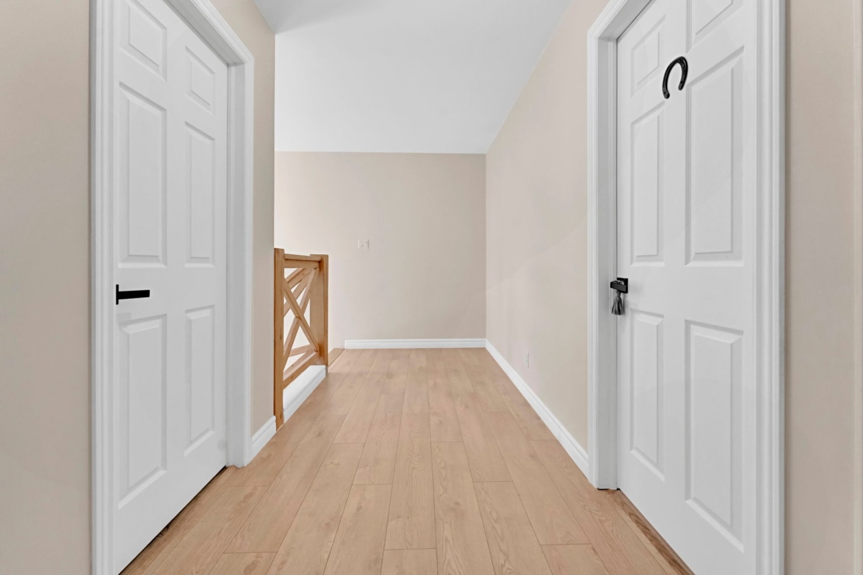Corridor — 827 Av. Ste-Brigitte, Sainte-Brigitte-de-Laval