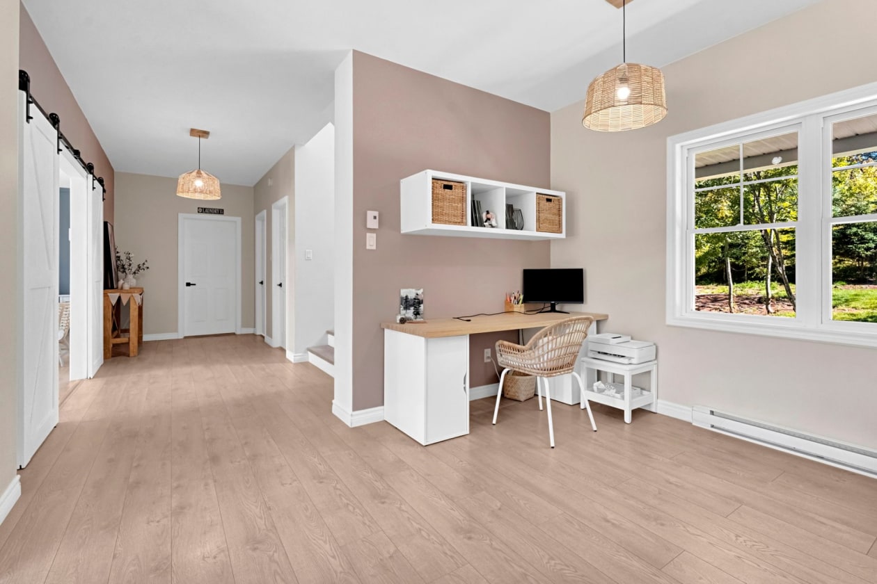 Boudoir — 827 Av. Ste-Brigitte, Sainte-Brigitte-de-Laval