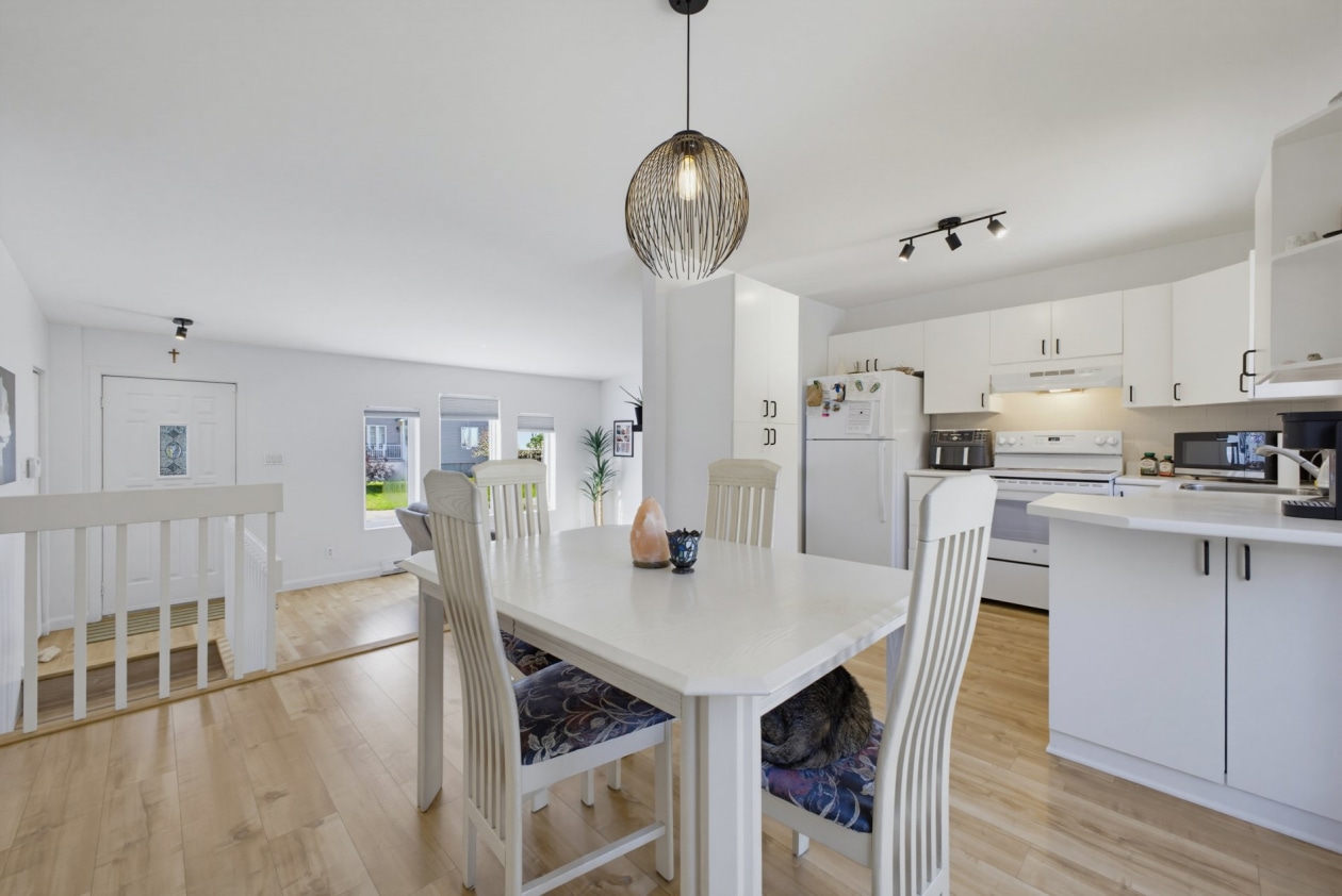 Salle à manger — 673 Rue des Prés, Saint-Lin/Laurentides