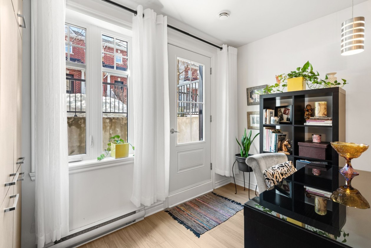 Salon — 3076 Rue Ste-Madeleine, Sainte-Marthe-sur-le-Lac