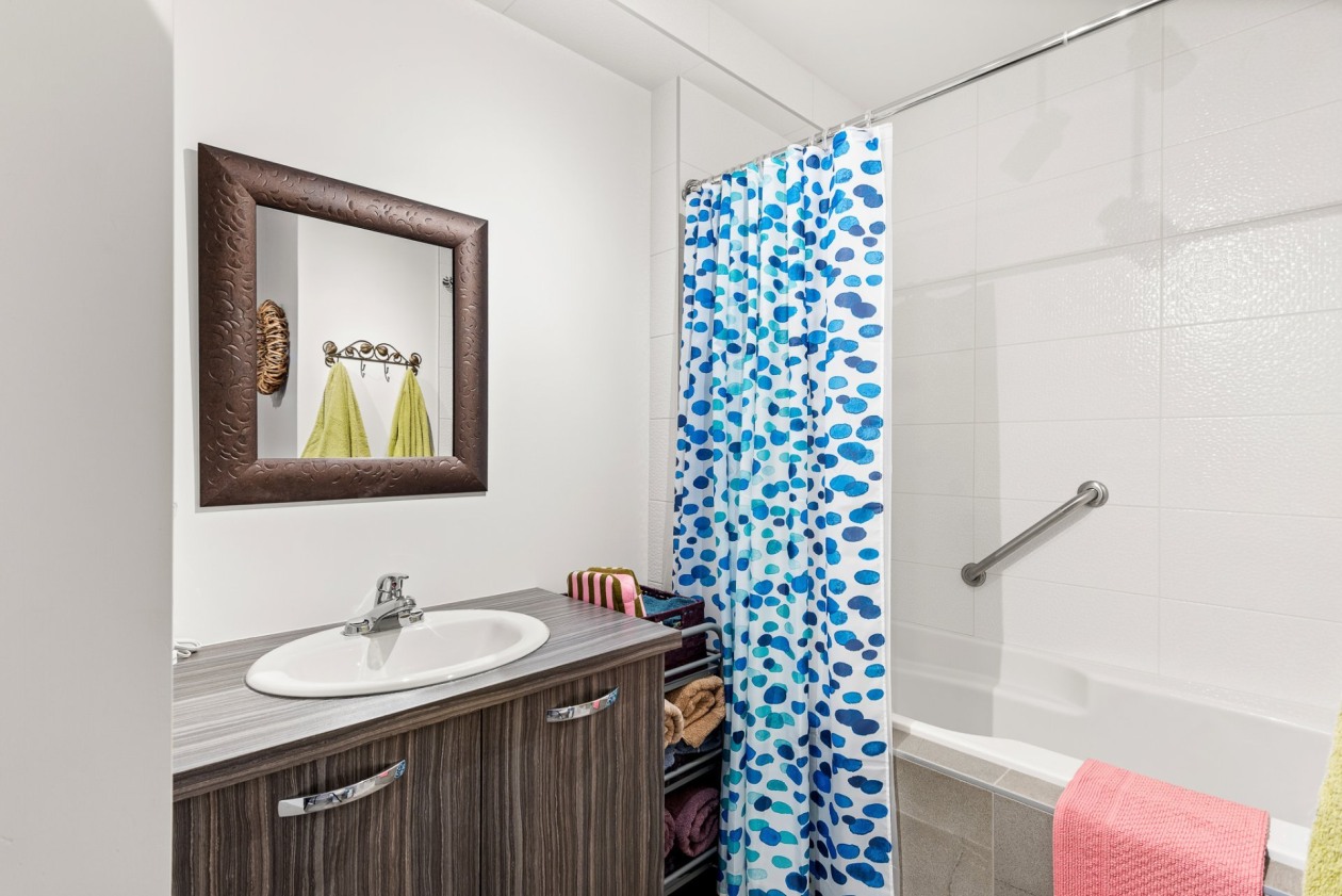 Salle de bains — 3076 Rue Ste-Madeleine, Sainte-Marthe-sur-le-Lac