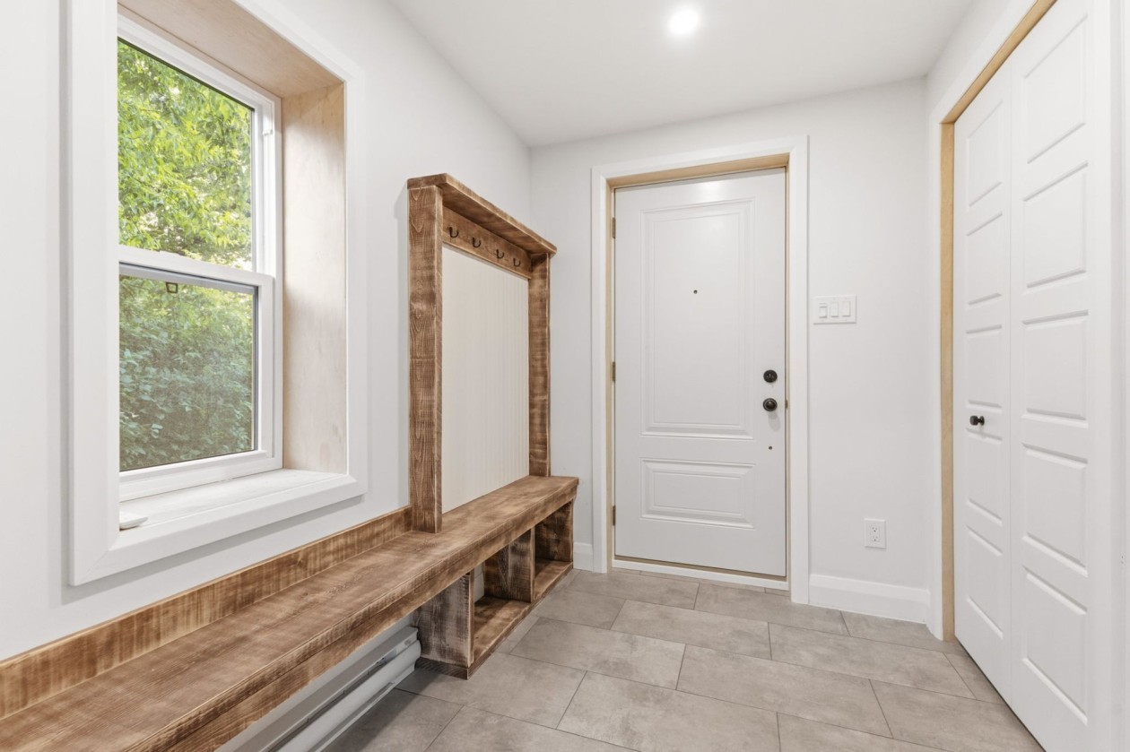 Hall d'entrée — 809 Boul. St-René E., Gatineau
