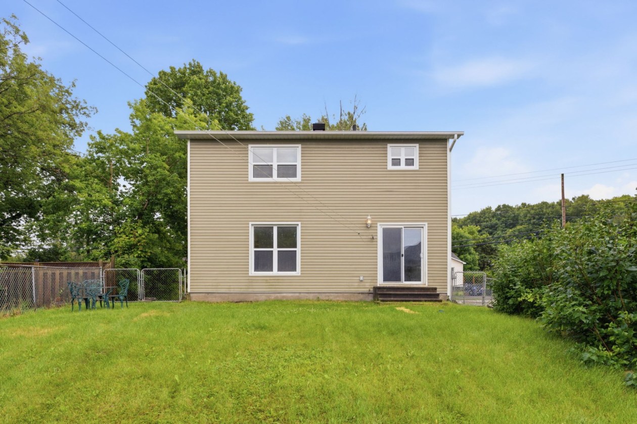 Cour — 809 Boul. St-René E., Gatineau