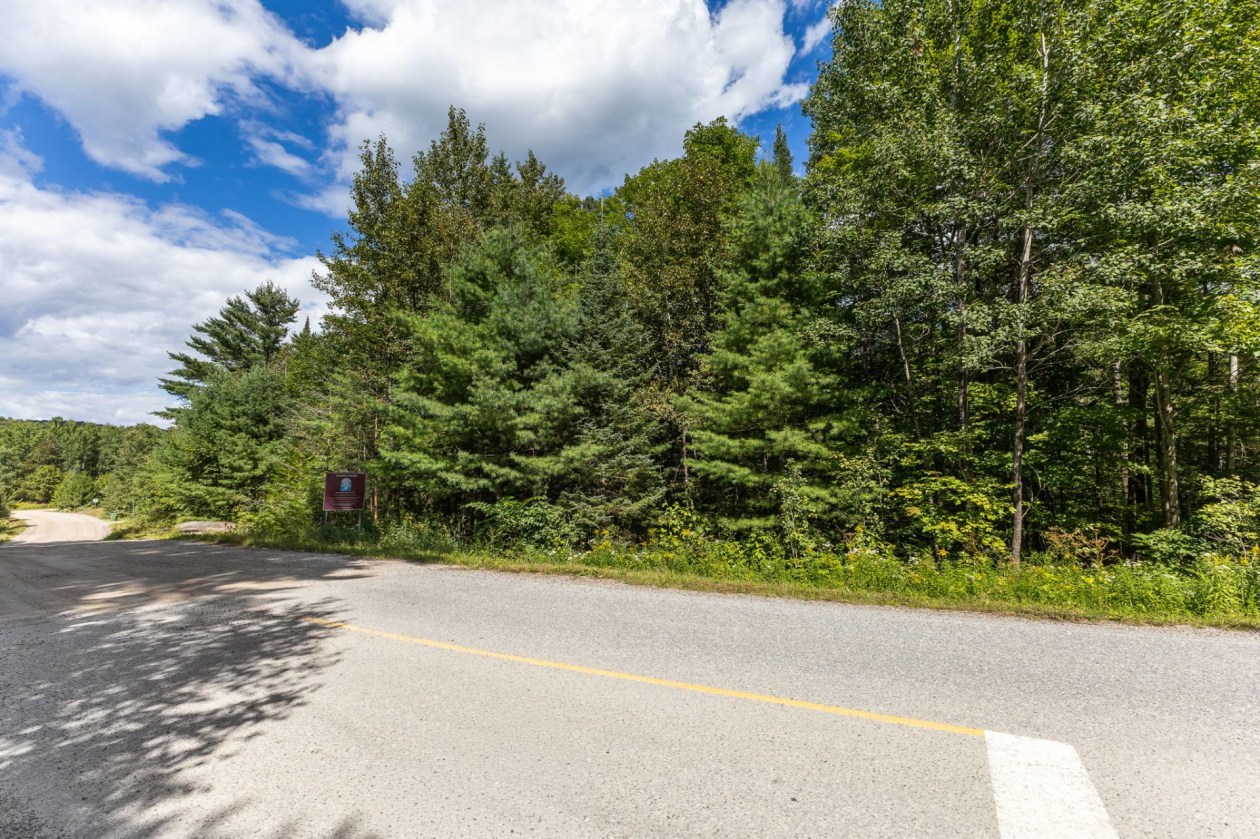 Rue — 151 Ch. Dubois, Val-des-Monts