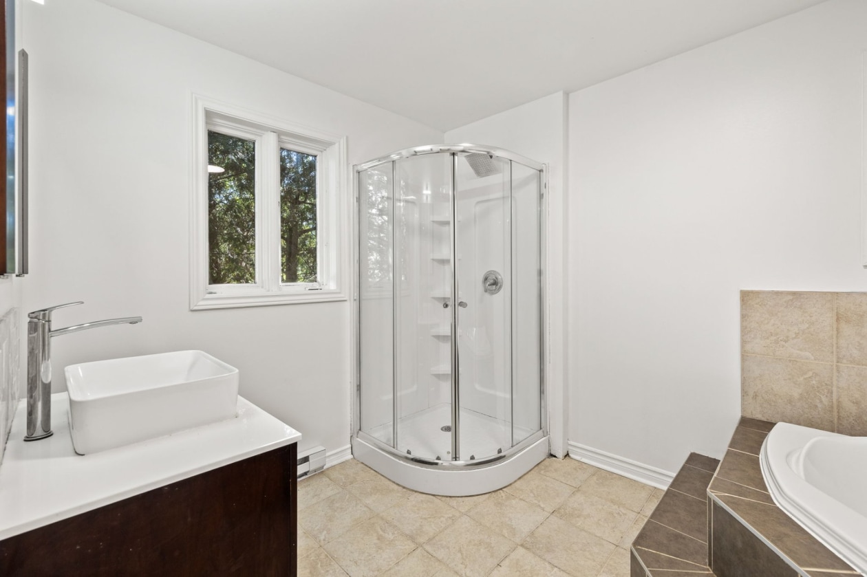 Salle de bains — 244 Av. du Bois-Franc, Gatineau