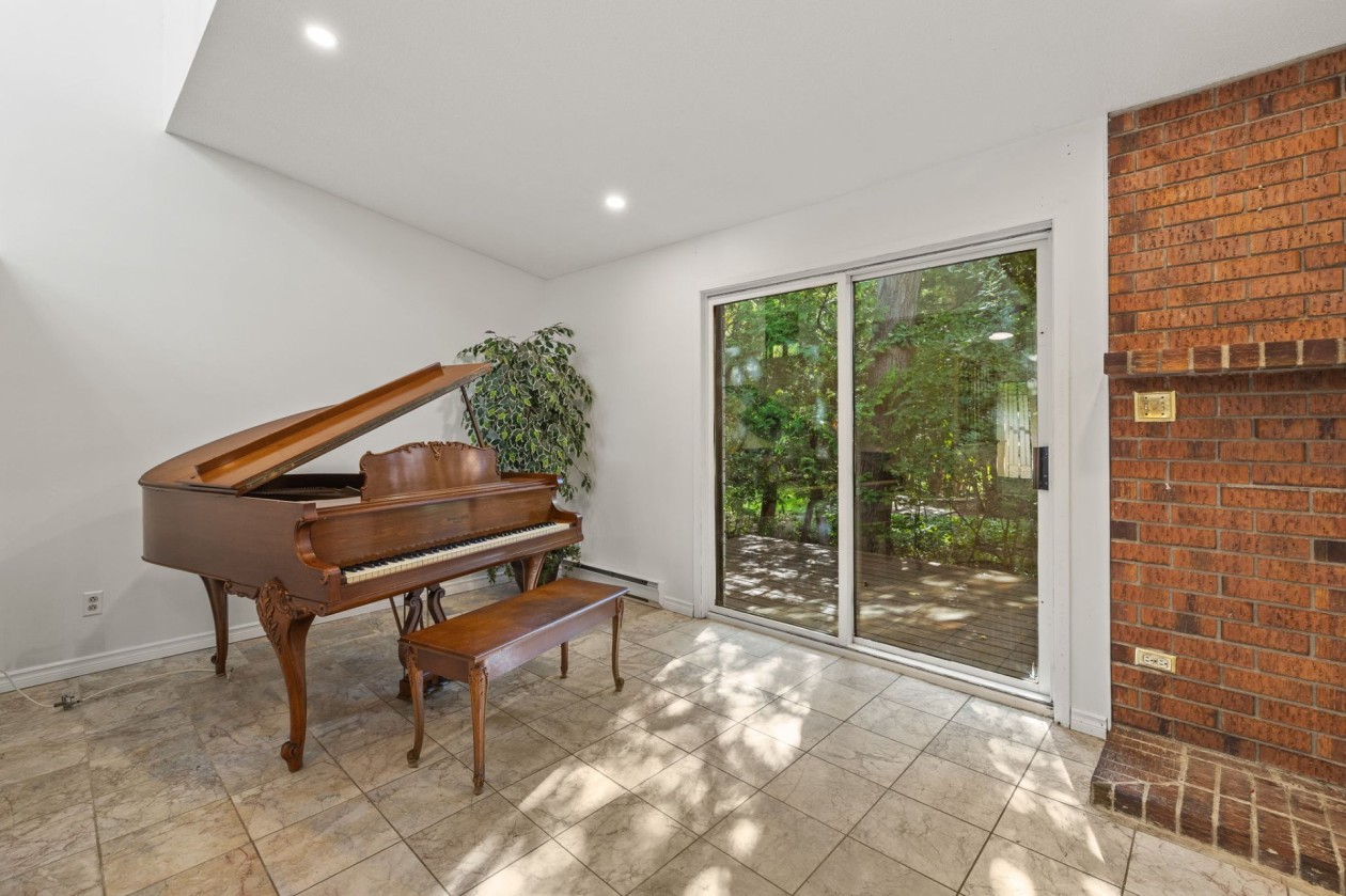 Salon — 244 Av. du Bois-Franc, Gatineau