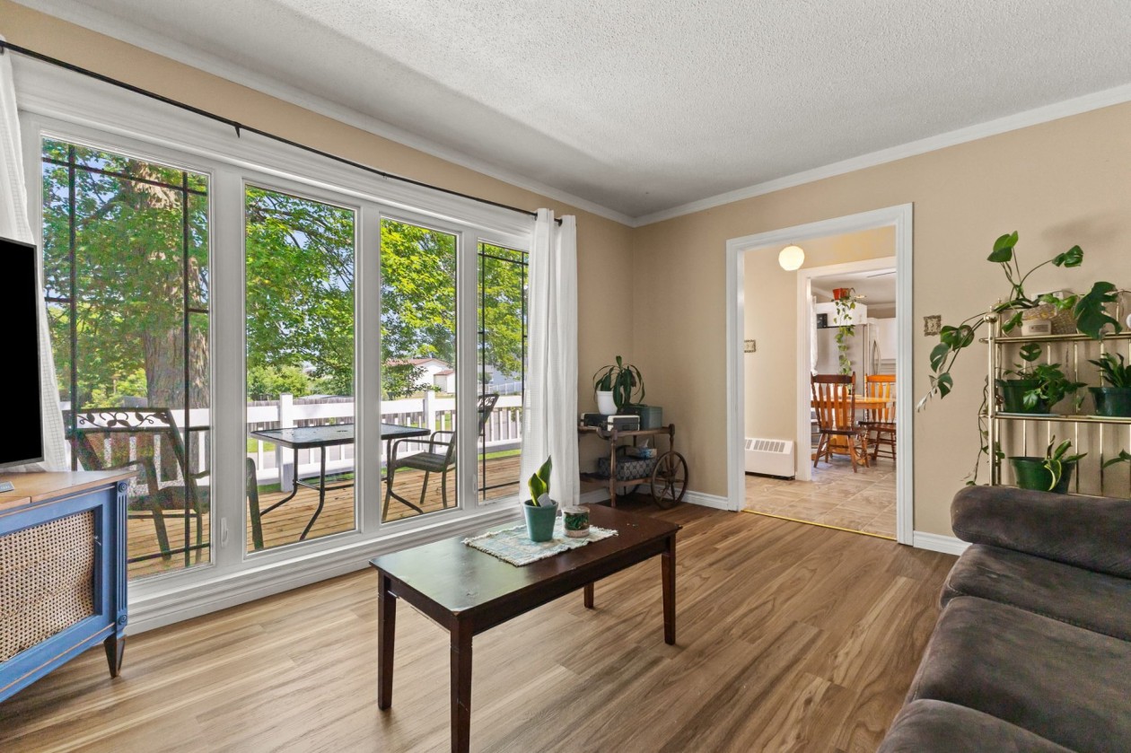 Salon — 29 Rue Proudfoot, Fort-Coulonge