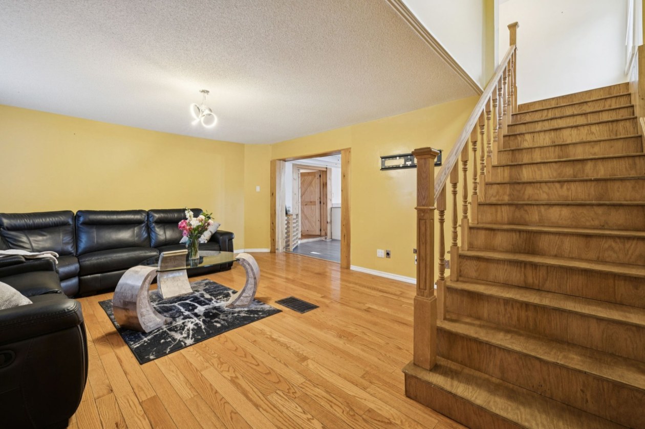 Salon — 1712, Ch. du Lac-des-Loups, Pontiac, J0X2V0, Pontiac