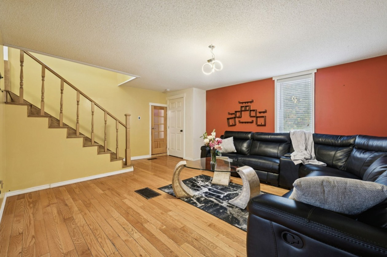 Salon — 1712, Ch. du Lac-des-Loups, Pontiac, J0X2V0, Pontiac