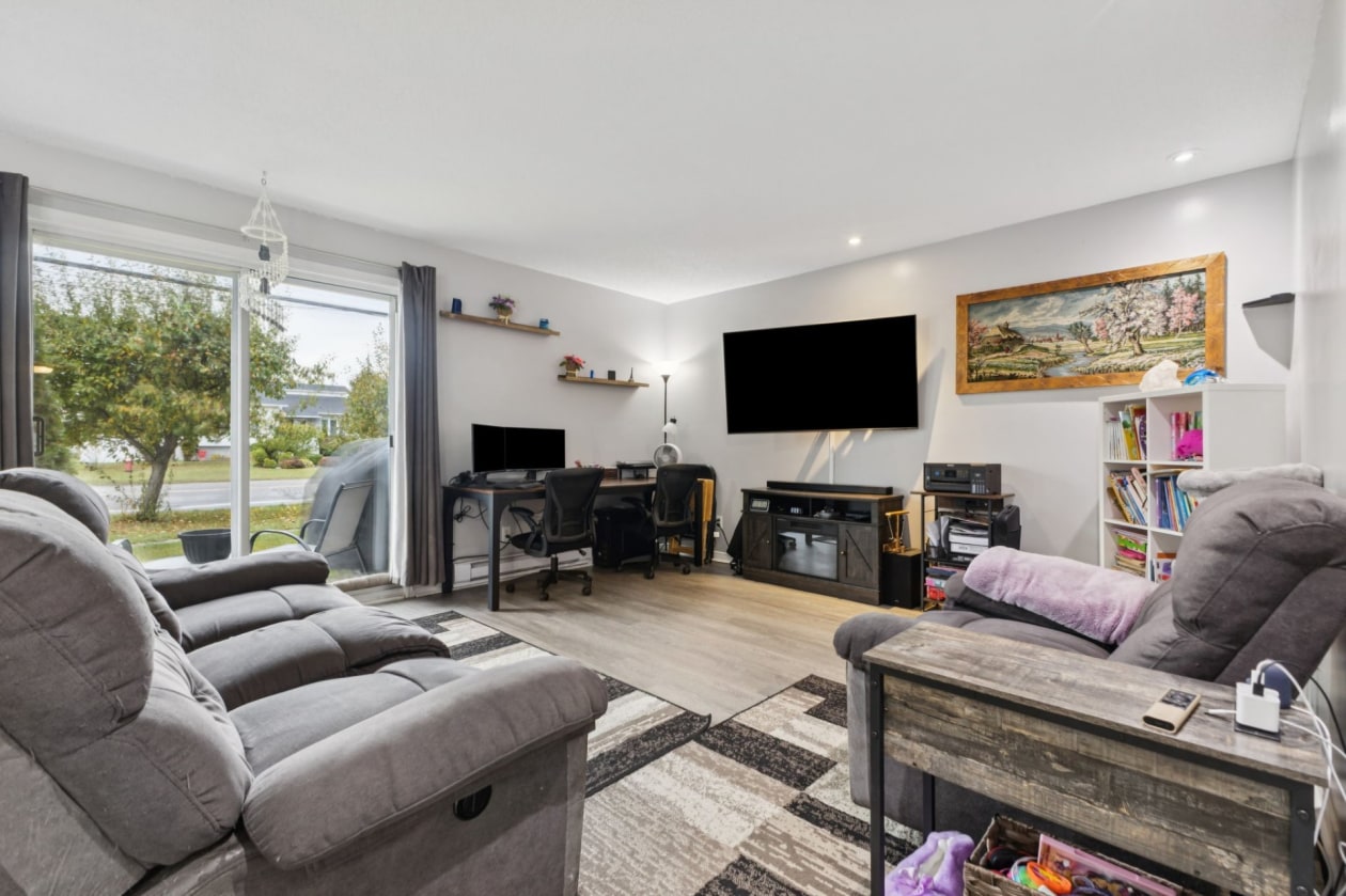 Salon — 1180 Rue de Neuville, Gatineau