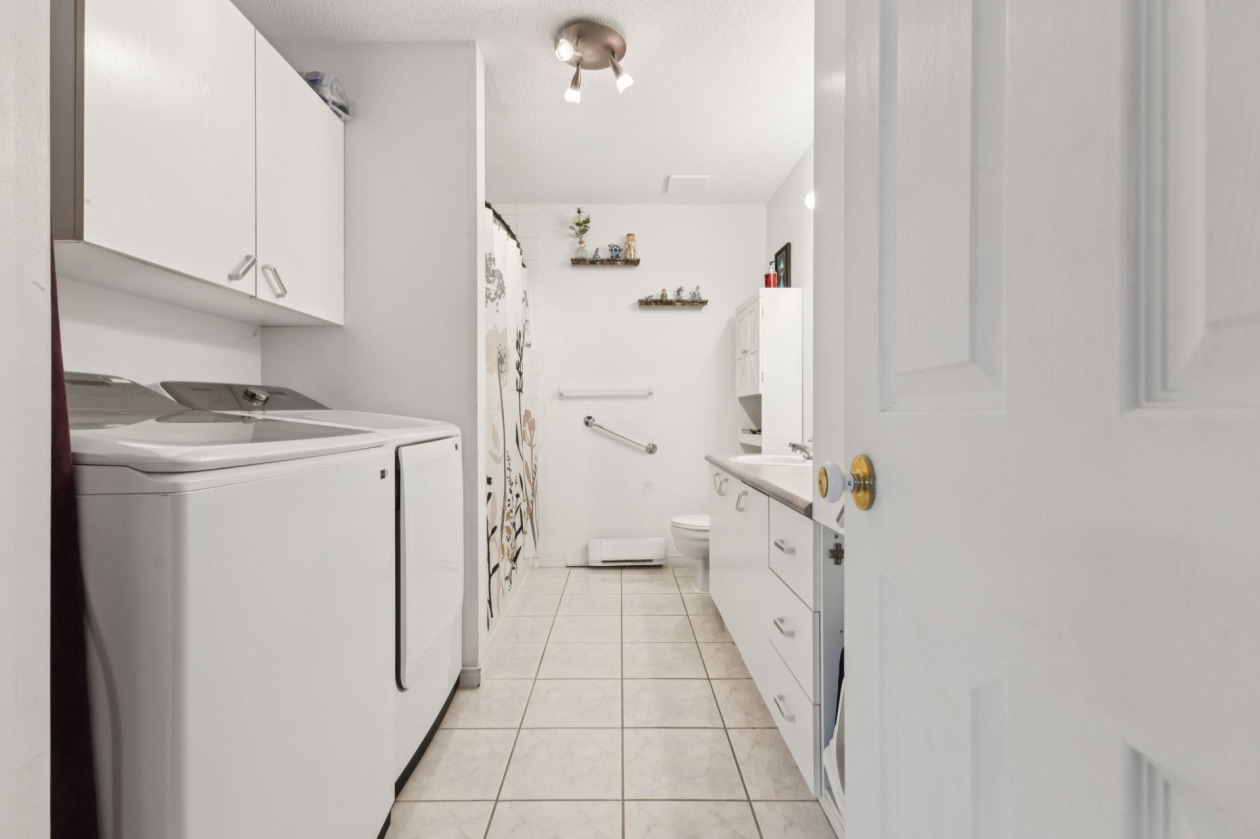 Salle de bains — 1180 Rue de Neuville, Gatineau