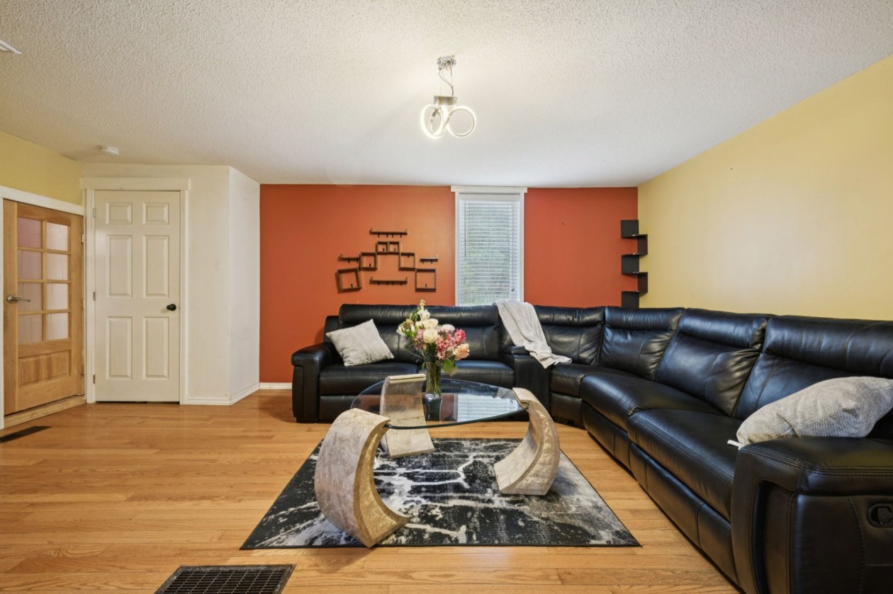 Salon — 1712, Ch. du Lac-des-Loups, Pontiac, J0X2V0, Pontiac
