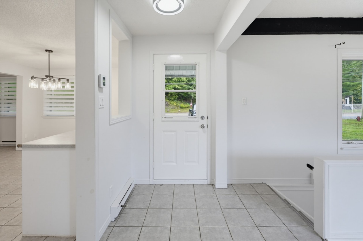 Hall d'entrée — 535 Route 309, Val-des-Bois
