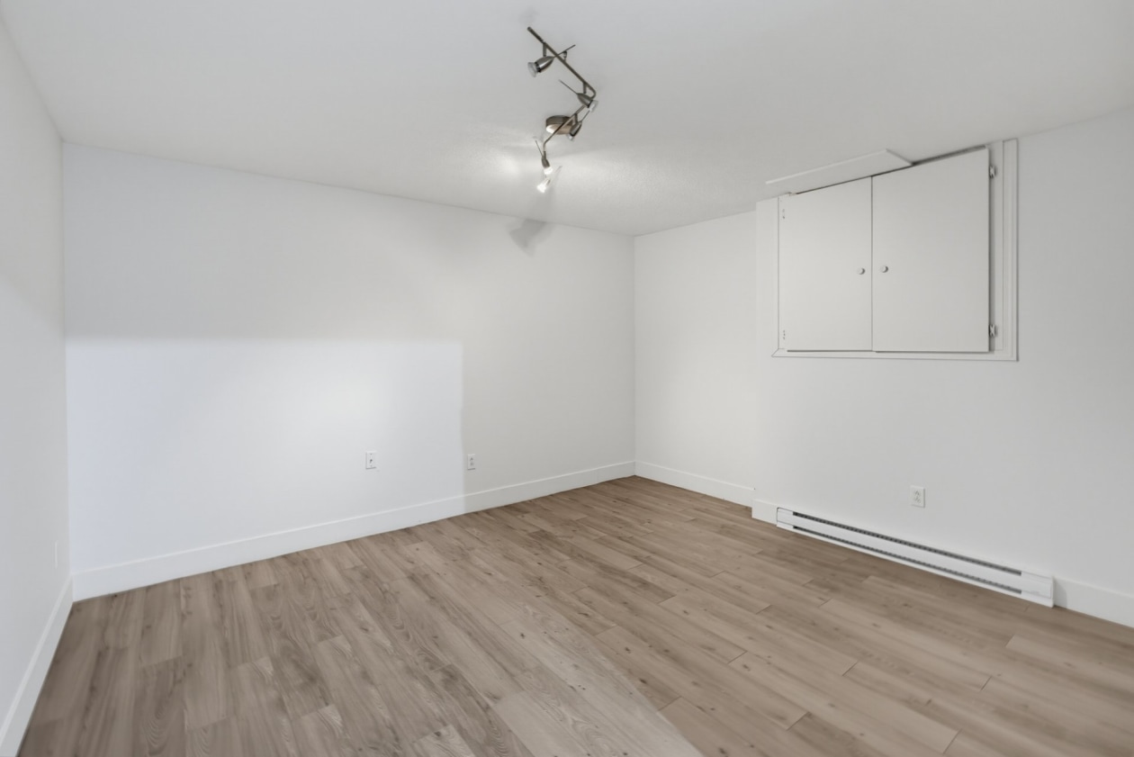Salon — 535 Route 309, Val-des-Bois