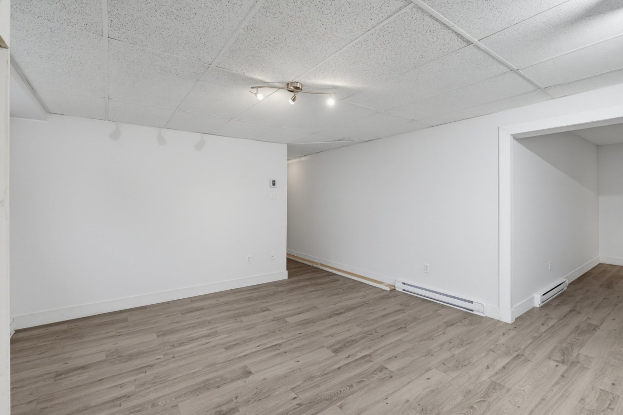 Salon — 535 Route 309, Val-des-Bois