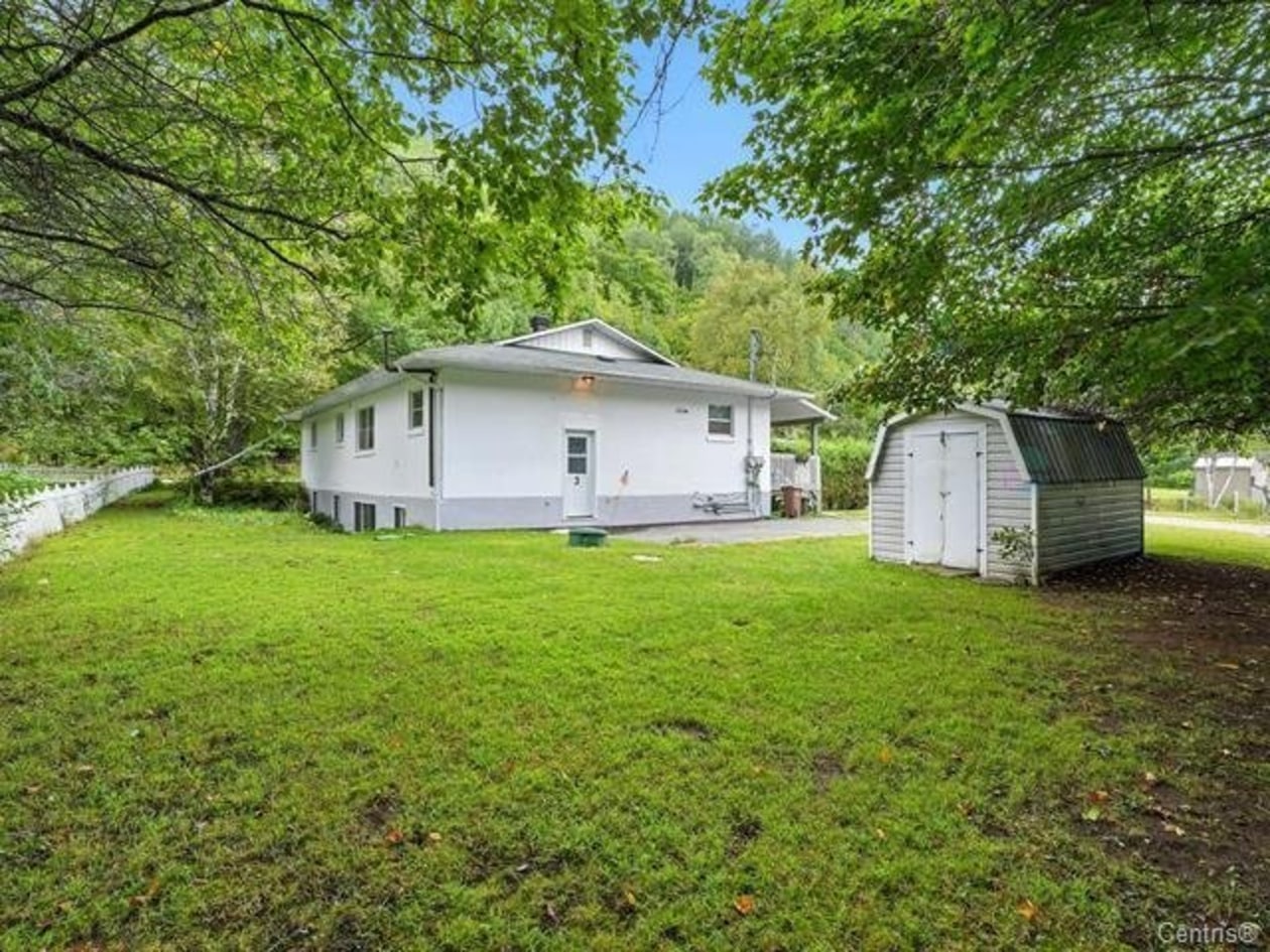 Cour — 535 Route 309, Val-des-Bois