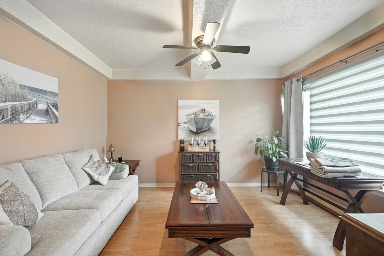 Salon — 535 Route 309, Val-des-Bois