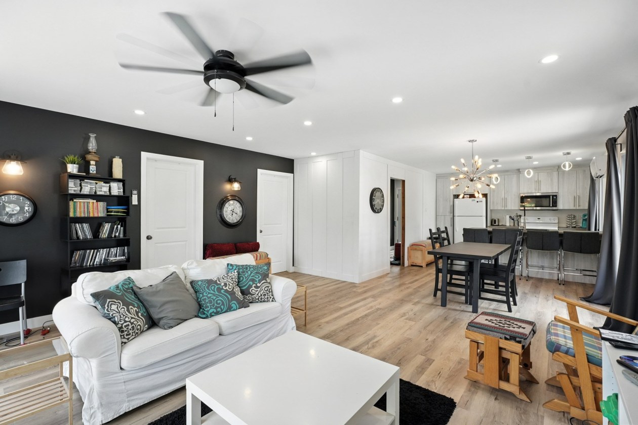 Salon — 1266, Route Principale, Val-des-Monts, J8N2K6, Val-des-Monts