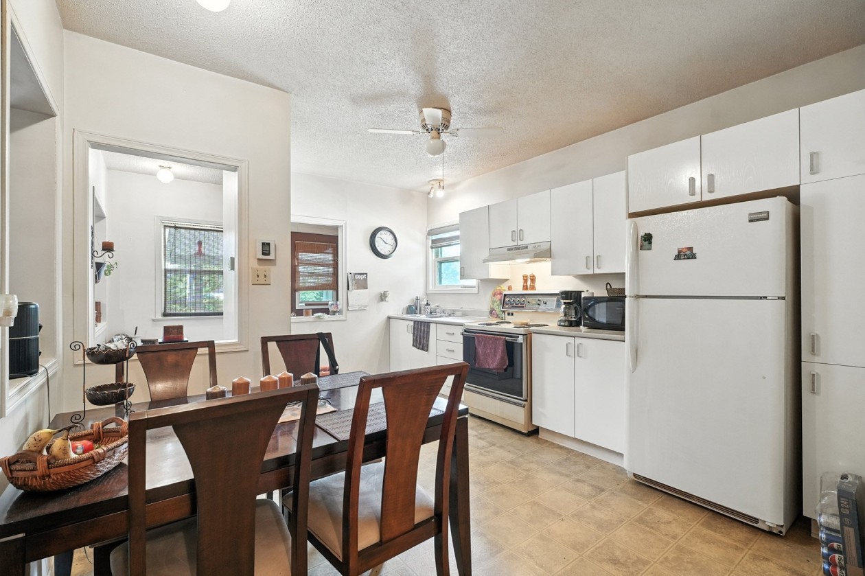 Salle à manger — 535 Route 309, Val-des-Bois