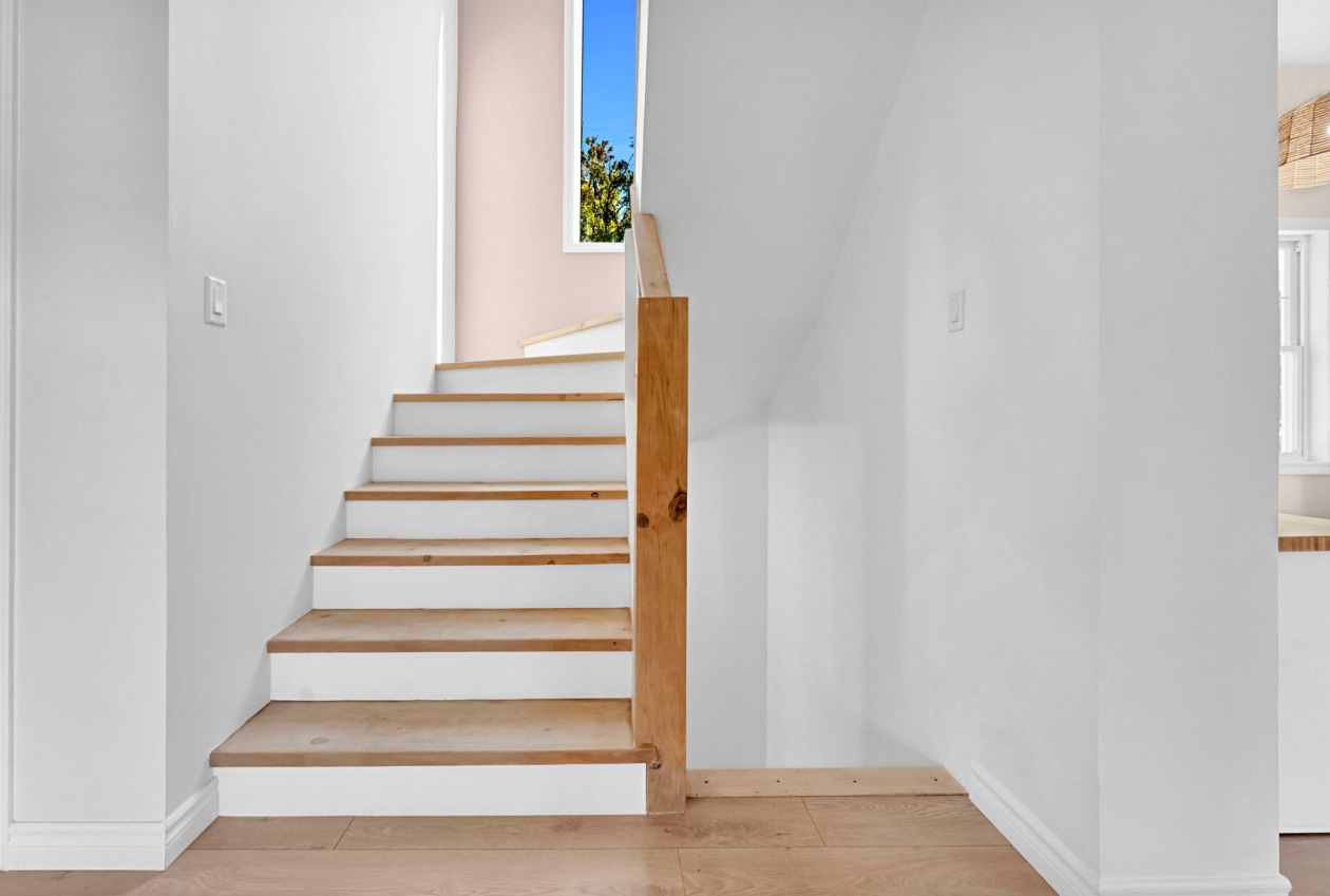 Escalier — 827 Av. Ste-Brigitte, Sainte-Brigitte-de-Laval