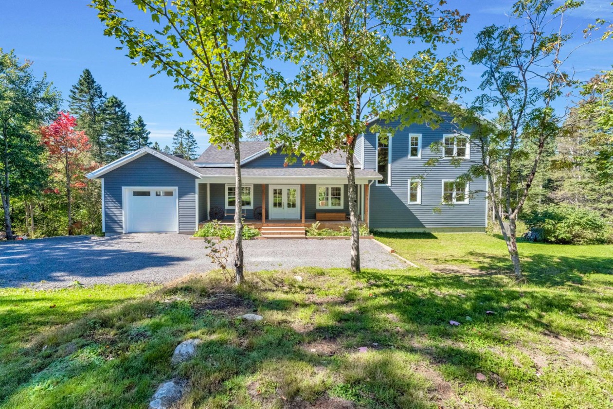 Façade — 827 Av. Ste-Brigitte, Sainte-Brigitte-de-Laval