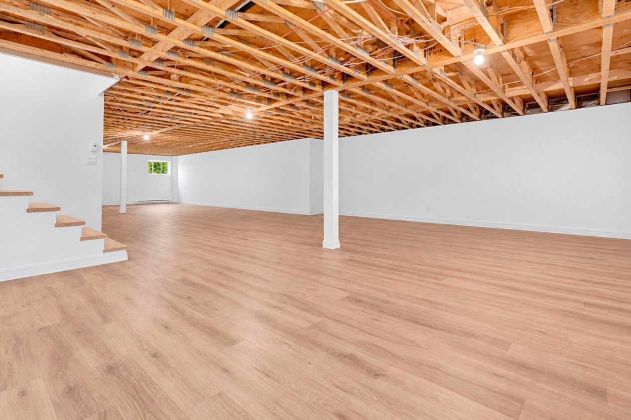 Salle familiale — 827 Av. Ste-Brigitte, Sainte-Brigitte-de-Laval