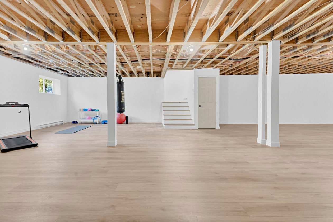 Salle familiale — 827 Av. Ste-Brigitte, Sainte-Brigitte-de-Laval