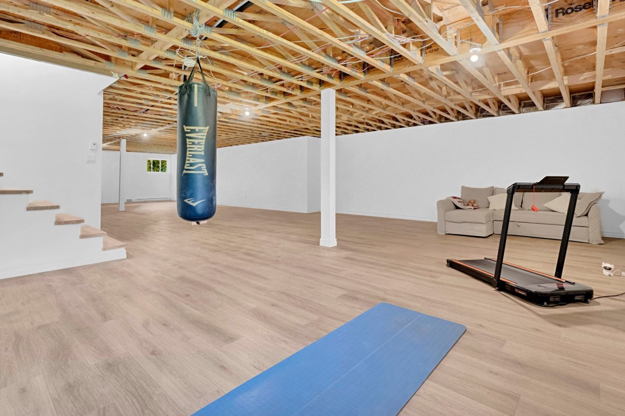 Salle familiale — 827 Av. Ste-Brigitte, Sainte-Brigitte-de-Laval