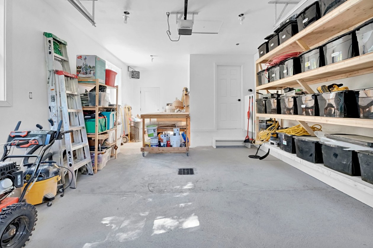 Garage — 827 Av. Ste-Brigitte, Sainte-Brigitte-de-Laval