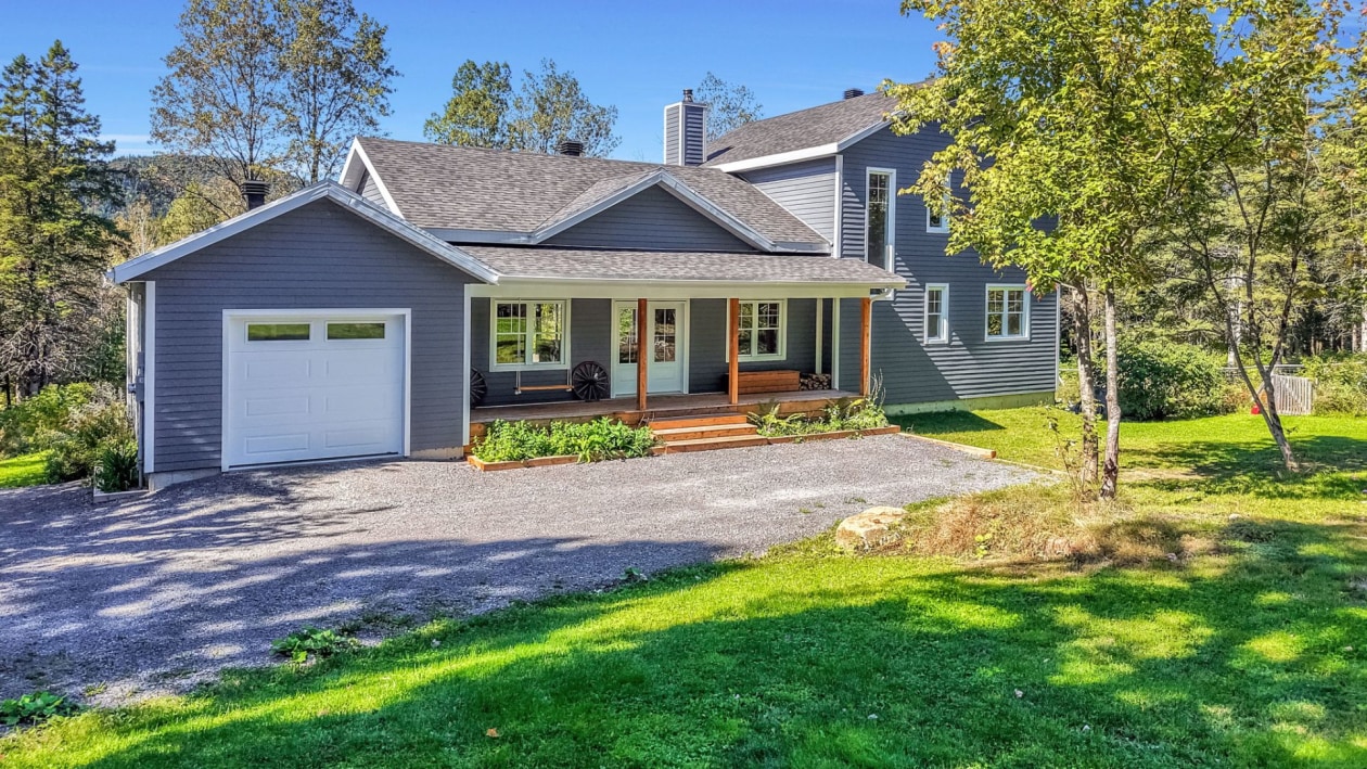 Façade — 827 Av. Ste-Brigitte, Sainte-Brigitte-de-Laval