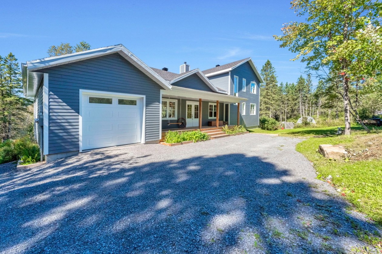Façade — 827 Av. Ste-Brigitte, Sainte-Brigitte-de-Laval