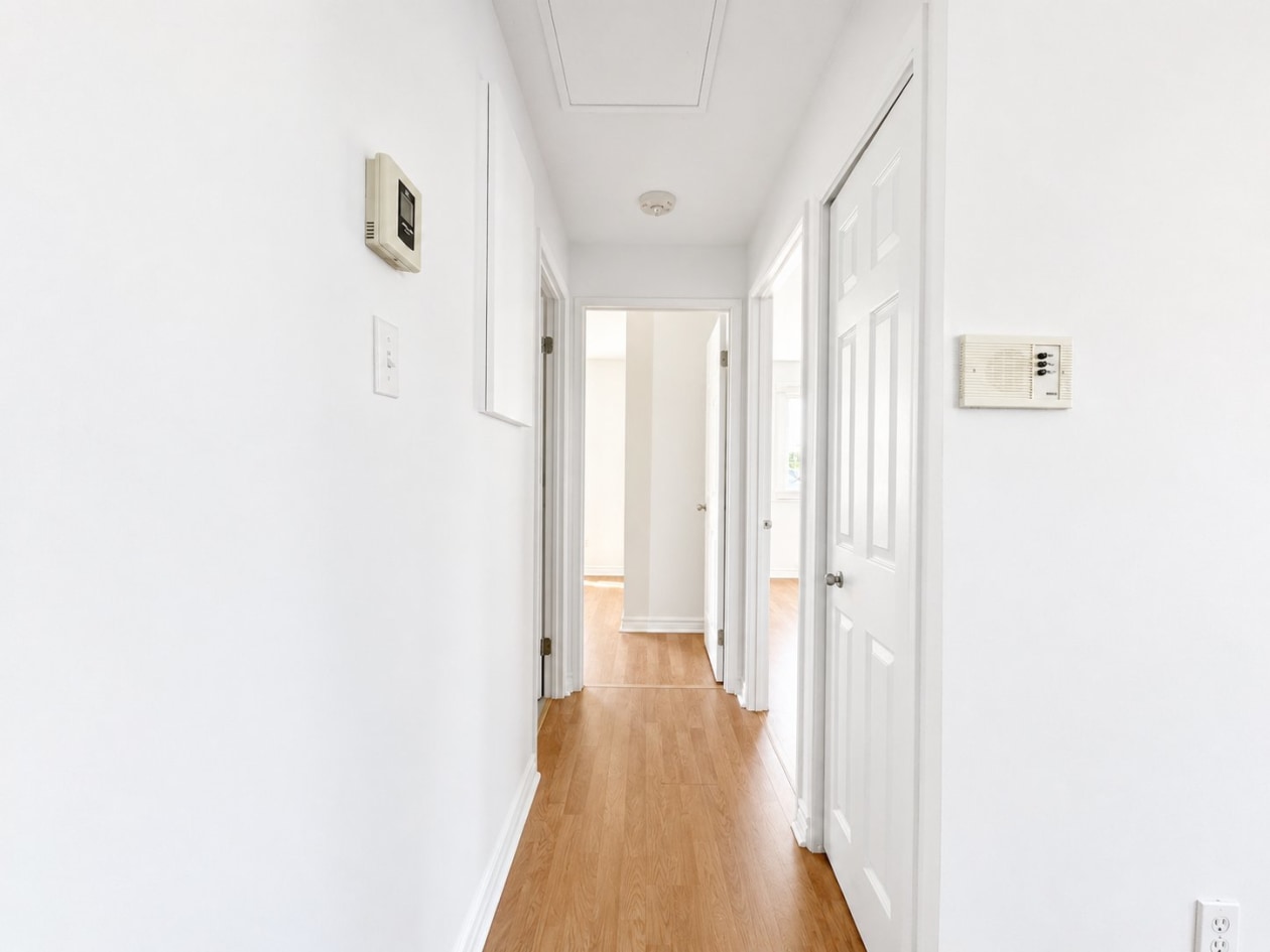 Corridor — 88 Rue Front, Gatineau