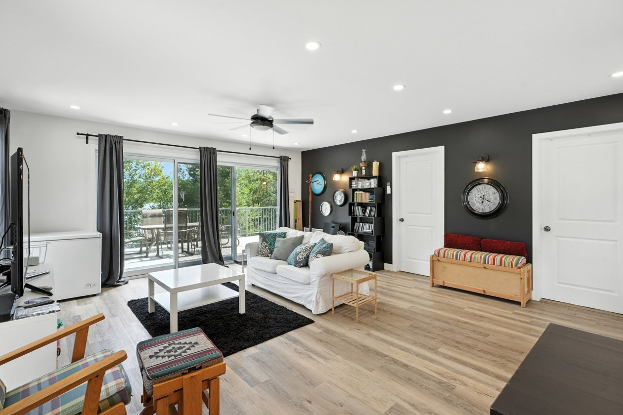 Salon — 1266, Route Principale, Val-des-Monts, J8N2K6, Val-des-Monts