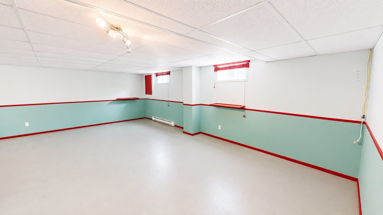 Salle familiale — 3791 Rue de la Sarthe, Saguenay