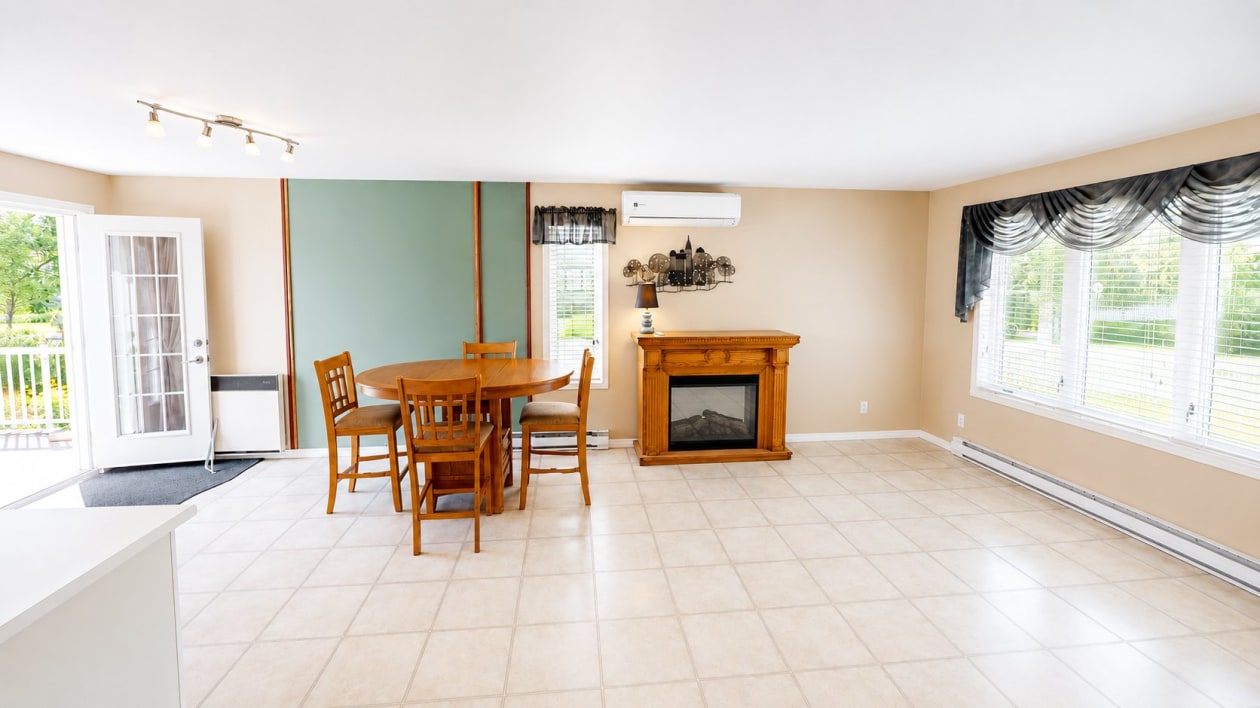 Salon — 3791 Rue de la Sarthe, Saguenay